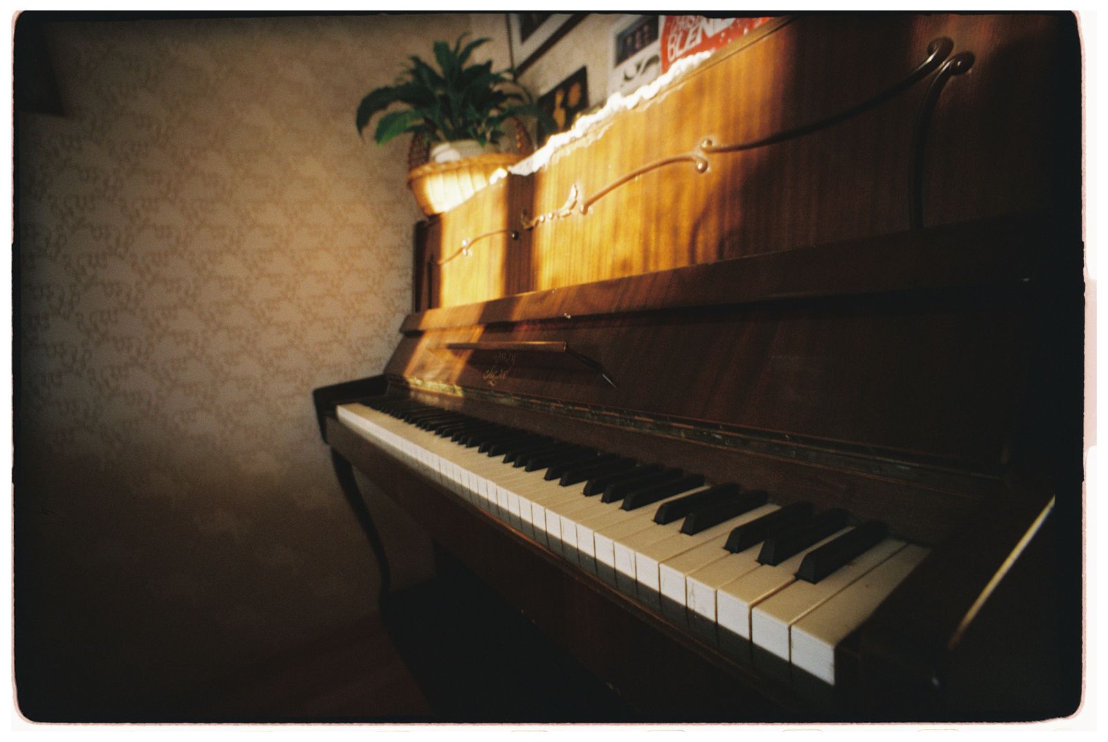 Home Old upright piano before piano removal in Elk Grove, CA